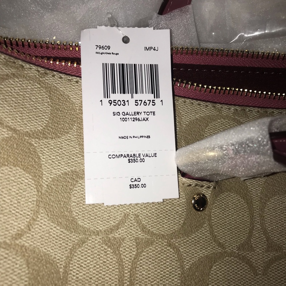 Coach signature gallery tote. Never been out of box 📦 except for photos